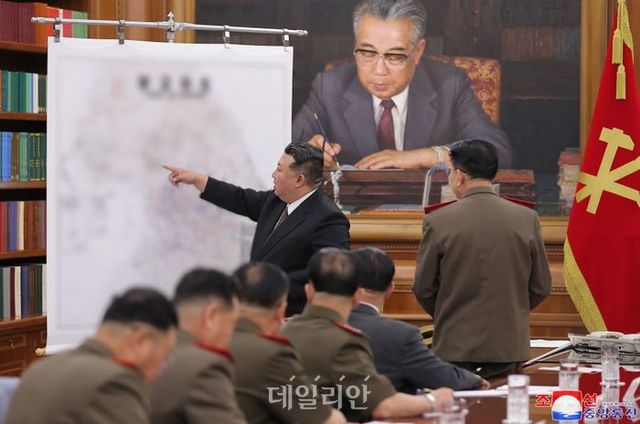 북한 관영매체인 조선중앙통신은 10일 김 위원장 주재하에 노동당 중앙군사위원회 제8기 제7차 확대회의가 전날 당중앙위원회 본부청사에서 진행됐다고 전했다. ⓒ조선중앙통신