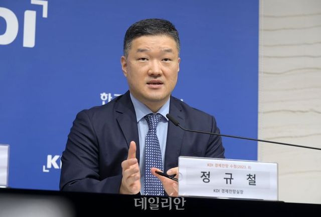 정규철한국개발연구원(KDI) 경제전망실장이 10일 정부세종청사에서 경제전망 수정을 발표하고 있다. ⓒ한국개발연구원(KDI)