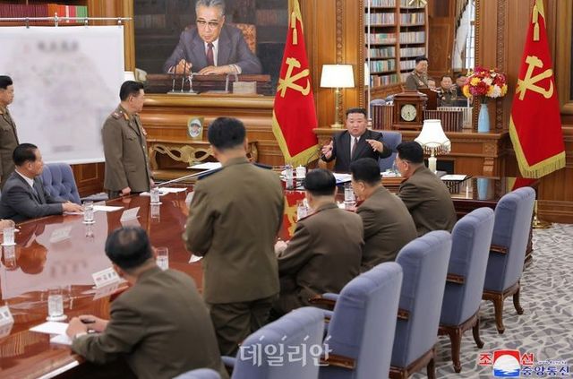 북한 관영매체인 조선중앙통신은 10일 김정은 국무위원장 주재하에 노동당 중앙군사위원회 제8기 제7차 확대회의가 전날 당중앙위원회 본부청사에서 진행됐다고 전했다. ⓒ조선중앙통신