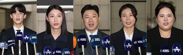 국제올림픽위원회(IOC) 선수위원 한국 후보에 도전장을 낸 선수들이 10일 오후 서울 송파구 서울올림픽파크텔에서 열린 IOC 선수위원 평가위원회 비공개 면접에 참석 전 취재진 질문에 답하고 있다. 사진 왼쪽부터 이대훈, 김연경, 진종오, 김소영, 박인비. ⓒ뉴시스