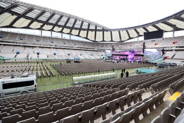 11일 오후 서울 마포구 서울월드컵경기장에서 관계자들이 잼버리 폐영식과 ‘2023 새만금 세계스카우트 잼버리 K팝 슈퍼 라이브’ 공연 준비를 하고 있다. ⓒ 뉴시스