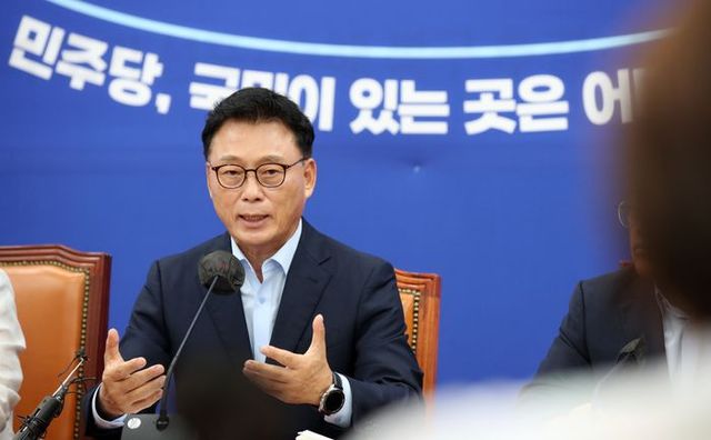 박광온 더불어민주당 원내대표가 6일 오전 서울 여의도 국회에서 열린 더불어민주당 원내대표단 취임 100일 기자간담회에서 취재진 질문에 답변하고 있다.ⓒ뉴시스