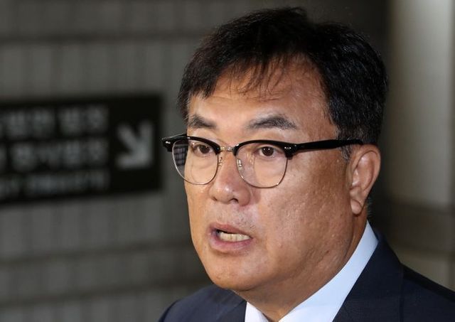 고 노무현 전 대통령의 명예를 훼손한 혐의로 재판에 넘겨진 정진석 국민의힘 의원이 10일 오후 서울 서초구 서울중앙지방법원에서 열린 1심 선고 공판에서 징역 6개월을 선고받고 나와 입장을 밝히고 있다. ⓒ뉴시스