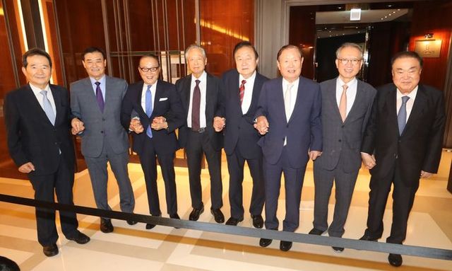 신영균 국민의힘 상임고문과 권노갑 더불어민주당 상임고문을 비롯한 여야 원로 의원들이 7월 17일 오전 서울 중구 웨스틴 조선 서울에서 열린 