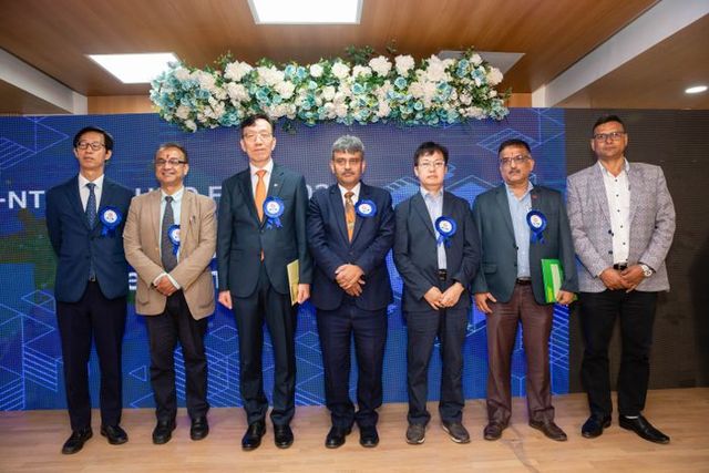 네팔기술혁신센터(NTIC) 테크노 페어 참석 주요인사(왼쪽부터 공무헌 코아카네팔소장, 마니쉬포카렐 카트만두 공과대학 학장, 박태영 주네팔한국대사,볼라타파 카트만두대학 부총장, 황인호 전북대학교 사업단장, 자나단라미나체 카트만두 자연대학 학장, 라젠드라갸왈리 카트만두대학 기술혁신센터장).ⓒ전북대학교 제공