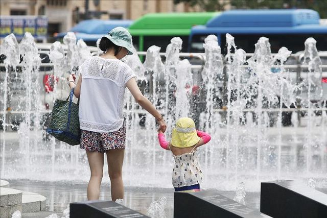 서울 세종대로 광화문광장에서 시민들이 분수 옆에서 더위를 식히고 있다. ⓒ데일리안