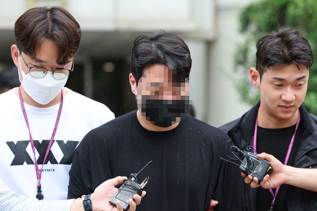 약물을 복용한 채 운전하다가 사고를 내 행인을 다치게 한 혐의를 받는 신모씨가 11일 서울 서초구 서울중앙지방법원에서 구속 전 피의자 심문(영장실질심사)을 마친 뒤 이동하고 있다.ⓒ연합뉴스