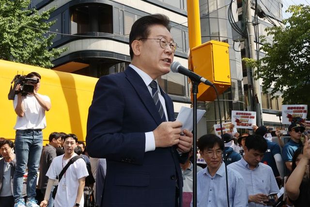 이재명 더불어민주당 대표가 백현동 특혜 개발 의혹과 관련해 피의자 신분으로 조사를 받기 위해 17일 오전 서울 서초구 서울중앙지검에 도착해 조사실로 들어가기 전 입장을 밝히고 있다. ⓒ연합뉴스스