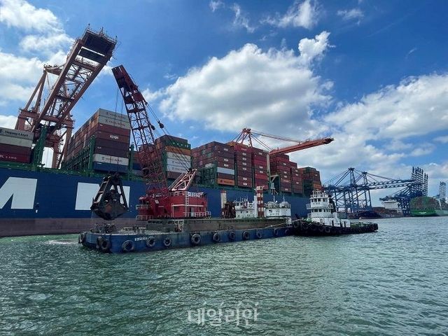 부산항만공사가 입항 여건 개선을 위해 준설작업을 하고 있다. ⓒ부산항만공사