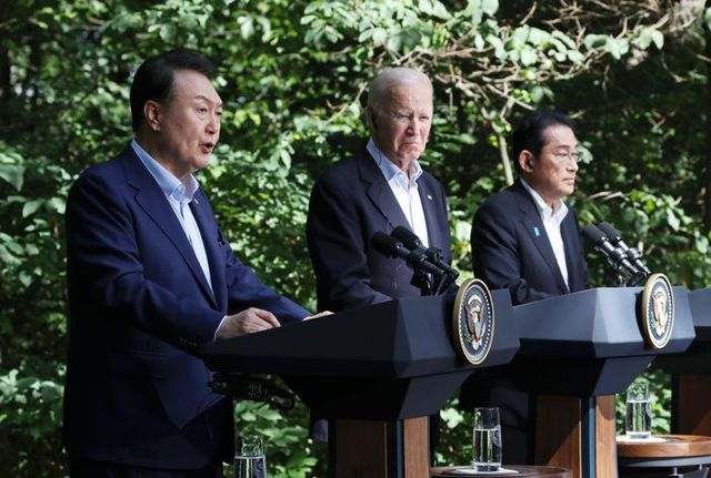 윤석열 대통령이 18일(현지시간) 메릴랜드주에 위치한 미국 대통령 별장 캠프 데이비드에서 열린 한미일 정상회의를 마친 뒤 조 바이든 미국 대통령, 기시다 후미오 일본 총리와 공동기자회견을 하고 있다. ⓒ뉴시스