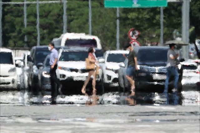 서울 영등포구 여의도공원 앞 횡단보도에 아지랑이가 피어오르고 있다. ⓒ데일리안