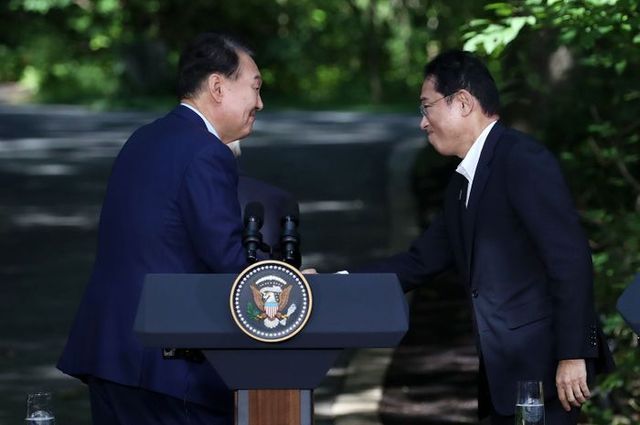 윤석열 대통령이 18일(현지시간) 메릴랜드주에 위치한 미국 대통령 별장 캠프 데이비드에서 열린 한미일 공동기자회견을 마친 뒤 기시다 후미오 일본 총리와 악수하고 있다. ⓒ뉴시스