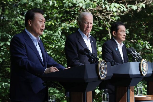 윤석열 대통령이 18일(현지시간) 메릴랜드주에 위치한 미국 대통령 별장 캠프 데이비드에서 조 바이든 미국 대통령, 기시다 후미오 일본 총리와 공동기자회견을 하고 있다. ⓒ뉴시스