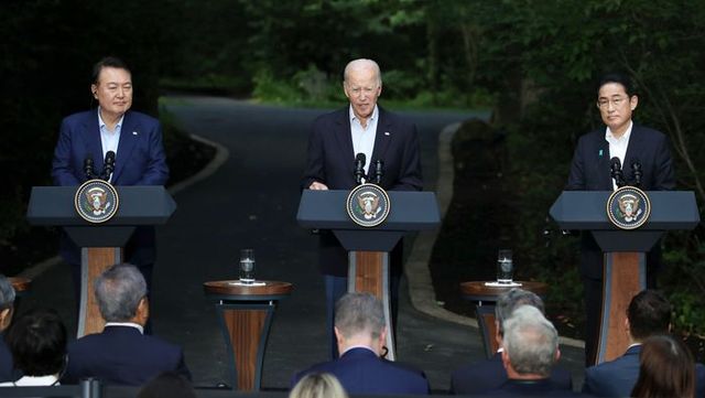 윤석열 대통령이 18일(현지시간) 메릴랜드주에 위치한 미국 대통령 별장 캠프 데이비드에서 열린 한미일 정상회의를 마친 뒤 조 바이든 미국 대통령, 기시다 후미오 일본 총리와 공동기자회견을 하고 있다.ⓒ뉴시스