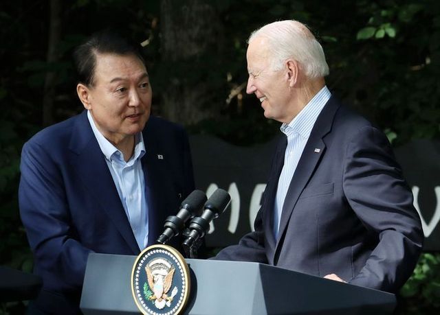 윤석열 대통령이 18일(현지시간) 메릴랜드주에 위치한 미국 대통령 별장 캠프 데이비드에서 열린 한미일 공동기자회견에서 발언을 마친 뒤 조 바이든 미국 대통령과 악수하고 있다. ⓒ뉴시스