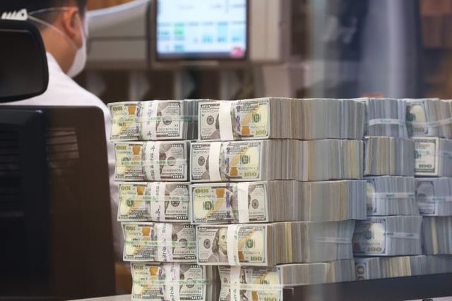 서울 명동 하나은행 본점에서 직원이 미국 달러화 관련 업무를 하고 있다.ⓒ뉴시스