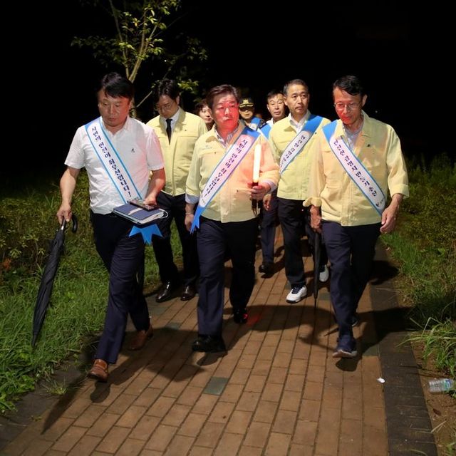 박승원 광명시장이 24일 밤 소하동 일대 공원을 야간 순찰하고 있다.ⓒ광명시 제공