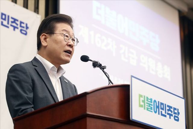 이재명 더불어민주당 대표가 24일 오전 서울 여의도 국회에서 열린 더불어민주당 긴급 의원총회에서 모두발언을 하고 있다. ⓒ데일리안 홍금표 기자