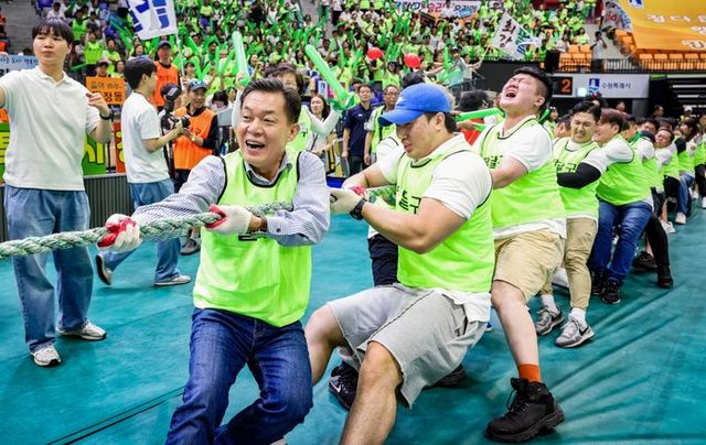 이재준 수원시장이 26일 수원특례시 체육대회에서 시민들과 함께 줄다리기를 하고 있다.ⓒ수원시 제공