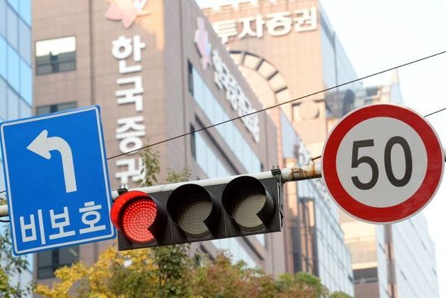 서울 여의도 증권가 도로 신호등에 빨간불이 들어와 있다. ⓒ뉴시스