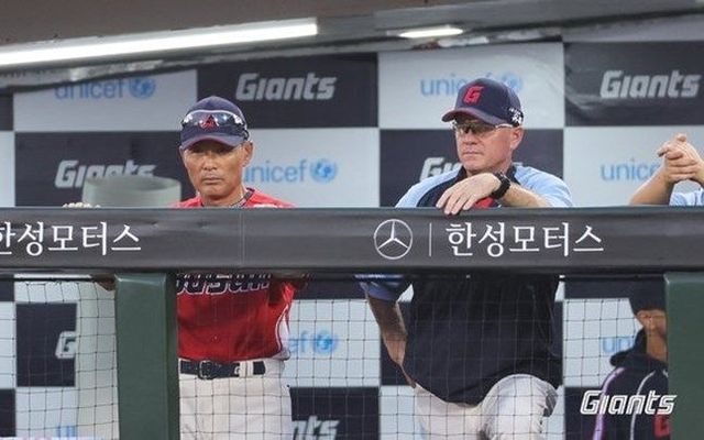 이종운 감독대행-래리 서튼 전 감독. ⓒ 롯데 자이언츠