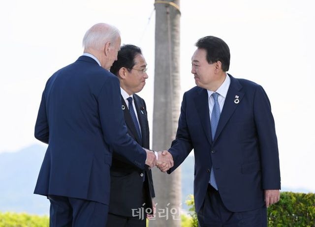 윤석열 대통령이 지난 5월 21일 주요 7개국(G7) 정상회의가 개최된 일본 히로시마 그랜드프린스호텔에서 조 바이든 미국 대통령, 기시다 후미오 일본 총리와 만나 인사하고 있다. ⓒ공동취재/뉴시스