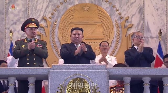 지난달 27일 개최된 북한 열병식에서 김정은 국무위원장과 리홍충 중국 전국인민대표대회 상무위원회 부위원장(오른쪽), 세르게이 쇼이구 러시아 국방부 장관(왼쪽)이 박수를 치고 있다. ⓒ조선중앙tv