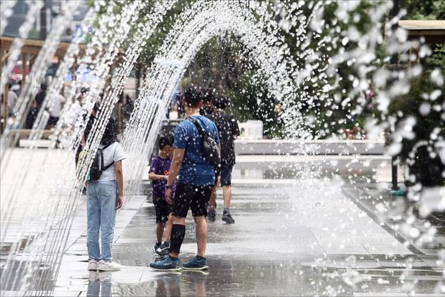 토요일인 5일 전국에 가끔 구름이 많겠고 대부분 지역에서 무더운 날씨가 계속되겠다.ⓒ데일리안 홍금표 기자