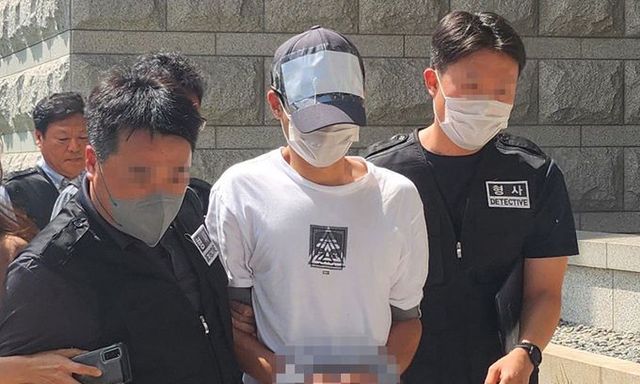 과거 선생님이었던 40대 교사를 흉기로 찌른 혐의(살인미수)로 현행범 체포된 20대 남성 A씨가 지난 5일 대전 서구 대전지방법원에서 열린 구속 전 피의자 심문(영장실질심사)에 출석하고 있다.ⓒ연합뉴스