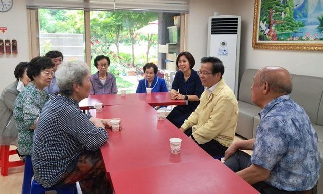 송재환 부시장과 정미연 노인복지과장이 경로당 무더위쉼터를 찾아 애로사항 청취하고 있다ⓒ부천시