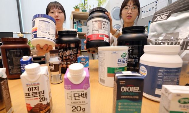 한국소비자원 관계자들이 8일 정부세종청사에서 소비자 선호도가 높은 단백질 보충제 16개 제품을 대상으로 단백질 함량 등을 시험평가한 결과를 발표했다. ⓒ뉴시스