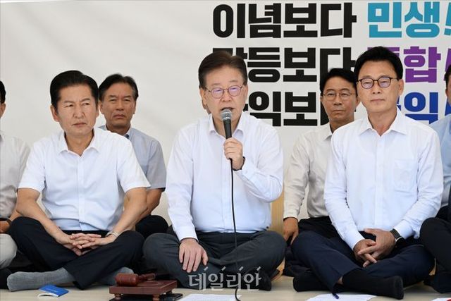 이재명 더불어민주당 대표가 1일 국회본청 앞에 설치된 이 대표의 단식투쟁 천막에서 열린 민주당 최고위원회의에서 모두발언을 하고 있다.ⓒ데일리안 홍금표 기자