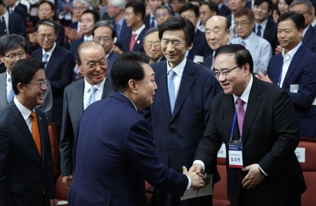 윤석열 대통령이 1일 서울 서초구 국립외교원에서 열린 국립외교원 60주년 기념식에서 김성한 전 국가안보실장과 인사하고 있다. ⓒ대통령실