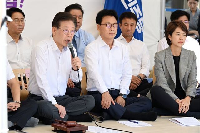 이재명 더불어민주당 대표가 1일 오전 국회 본청 앞에 설치된 이 대표의 단식 투쟁 천막에서 열린 당 최고위원회의에서 모두발언을 하고 있다.ⓒ데일리안 홍금표 기자