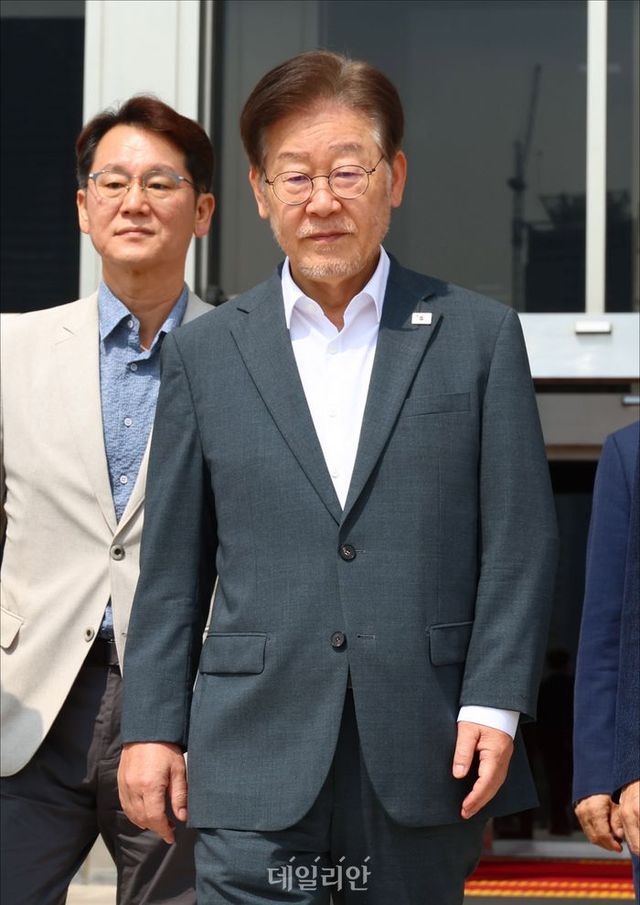 무기한 단식 투쟁 13일차를 맞이한 이재명 더불어민주당 대표가 12일 국회에서 검찰 조사에 출석하기 위해 수원지방검찰청으로 출발하고 있다. ⓒ데일리안 홍금표 기자