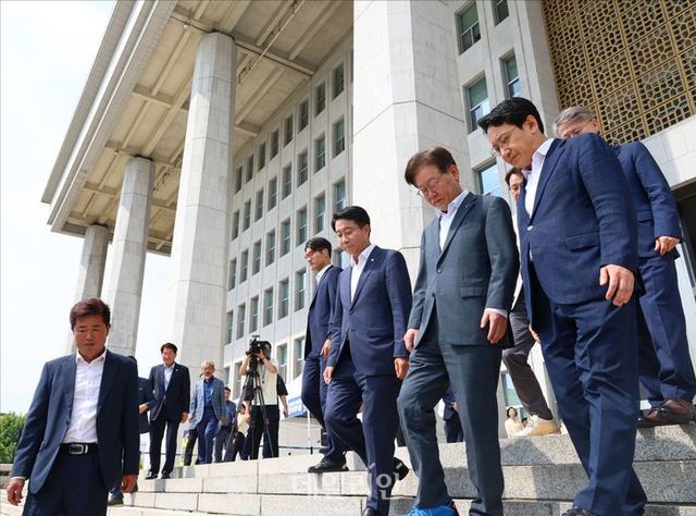 무기한 단식 투쟁 13일차를 맞이한 이재명 더불어민주당 대표가 12일 검찰 조사에 출석하기 위해 국회에서 수원지방검찰청으로 출발하고 있다. ⓒ데일리안 홍금표 기자