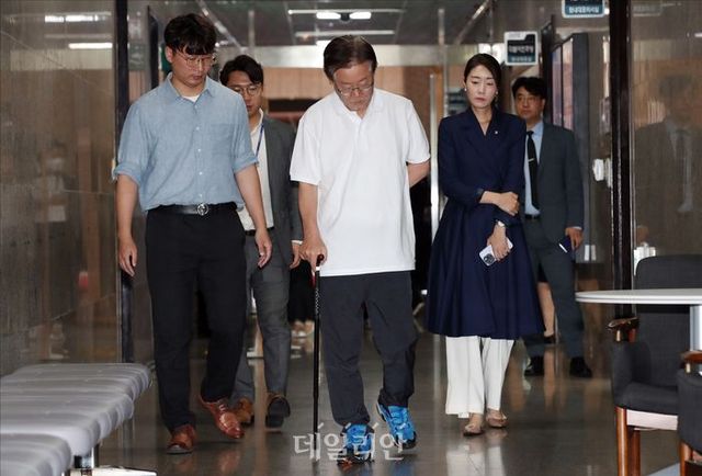무기한 단식 투쟁 15일차에 접아든 이재명 더불어민주당 대표가 14일 서울 여의도 국회에서 지팡이를 짚고 당대표실로 이동하고 있다. ⓒ데일리안 홍금표 기자