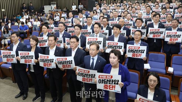 더불어민주당 의원들이 지난 12일 오전 서울 여의도 국회에서 열린 더불어민주당 의원총회에서 "야당탄압을 중단하라"는 구호를 외치고 있다. ⓒ데일리안 홍금표 기자