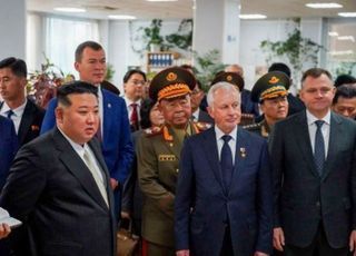 15일(현지시간) 김정은(왼쪽 두 번째) 북한 국무위원장이 러시아 하바롭스크주 콤소몰스크나아무레 유리 가가린 항공기 공장을 방문, 시찰하고 있다.ⓒ 로이터/연합뉴스