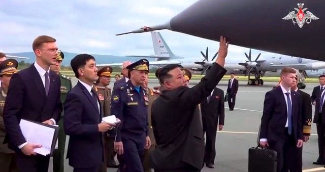 러시아 국방부 공보국이 제공한 사진에 김정은 북한 국무위원장이 16일(현지시각) 블라디보스토크 국제공항에서 세르게이 쇼이구 러시아 국방장관 등과 함께 러시아 전투기들을 살펴보고 있다.ⓒAP/뉴시스