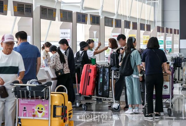 인천국제공항 제1터미널 출국장 여행사 카운터가 여행객들로 붐비고 있다. ⓒ뉴시스
