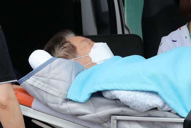 단식 19일차인 이재명 대표가 18일 오전 서울 중랑구 녹색병원으로 이송되고 있다. ⓒ뉴시스