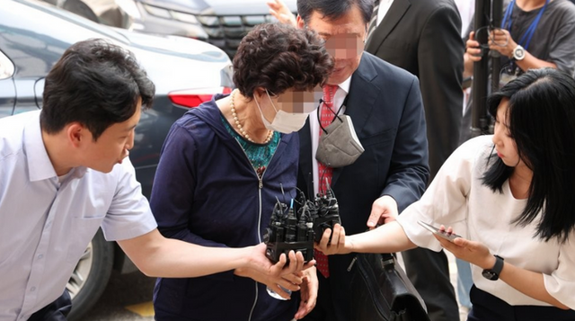 윤석열 대통령의 장모 최은순 씨(가운데)가 올해 7월21일 경기도 의정부시 가능동 의정부지방법원에서 통장 잔고증명 위조 등 혐의 관련 항소심 재판을 위해 법정으로 이동하는 모습 ⓒ연합뉴스