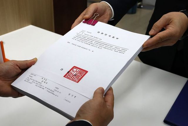 법무부 관계자가 19일 오전 국회 의안과에서 이재명 더불어민주당 대표에 대한 체포동의안을 접수하고 있다. ⓒ뉴시스