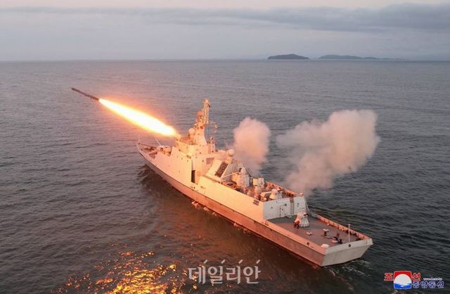 관영매체인 조선중앙통신은 지난달 21일 김정은 국무위원장이 조선인민군 해군 동해함대 근위 제2수상함전대를 시찰했다며 경비함 해병들의 전략순항미사일 발사 훈련을 참관했다고 전했다. 다만 구체적인 시찰·참관 일정은 공개하지 않았다(자료사진). ⓒ조선중앙통신