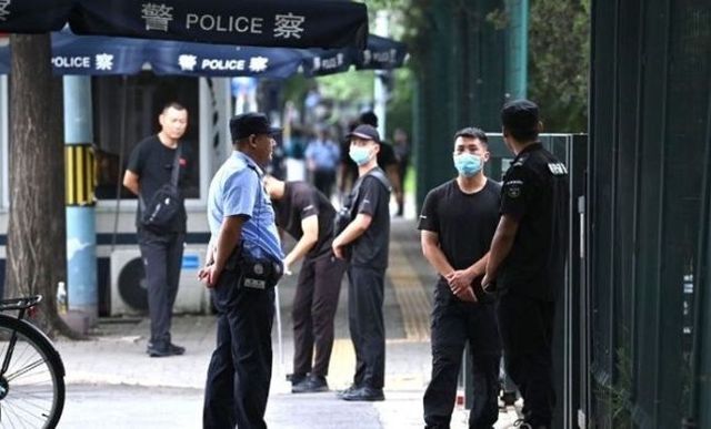 일본이 후쿠시마 제1원전의 오염수 방류를 시작해 중국에서 반일 감정이 고조되고 있는 가운데 지난 26일 중국 베이징 주재 일본대사관에서 공안(경찰)이 경계활동을 강화하고 있다. ⓒAFP/연합뉴스