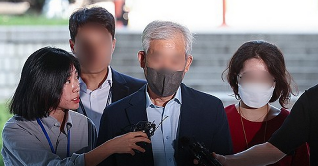 김용 전 민주연구원 부원장의 재판에서 허위 증언을 한 혐의를 받는 증인 이모 전 경기도시장상권진흥원장이 서울중앙지방법원에서 열린 구속 전 피의자 심문(영장심사)에 출석하고 있다 ⓒ연합뉴스