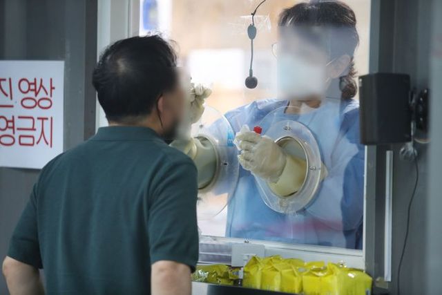 서울 용산구 코로나19 용산구보건소 선별검사소에서 시민들이 코로나19 검사를 받고 있다. 이날 확진자 수는 어제보다 2,229명 적으며, 지난주보다 1.3배 많다. ⓒ데일리안DB