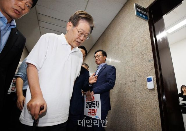 이재명 더불어민주당 대표가 지난 15일(단식 16일차) 국회본청 민주당 당대표실로 들어가고 있다. ⓒ데일리안 홍금표 기자