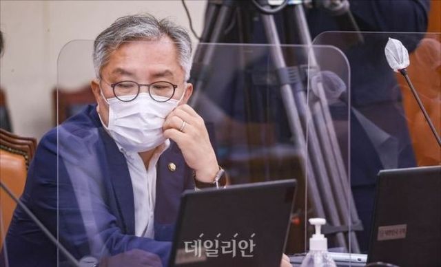 최강욱 더불어민주당 의원이 22일 서울 여의도 국회에서 열린 법제사법위원회 전체회의에서 생각에 잠겨 있다. (공동취재사진)ⓒ데일리안 홍금표 기자